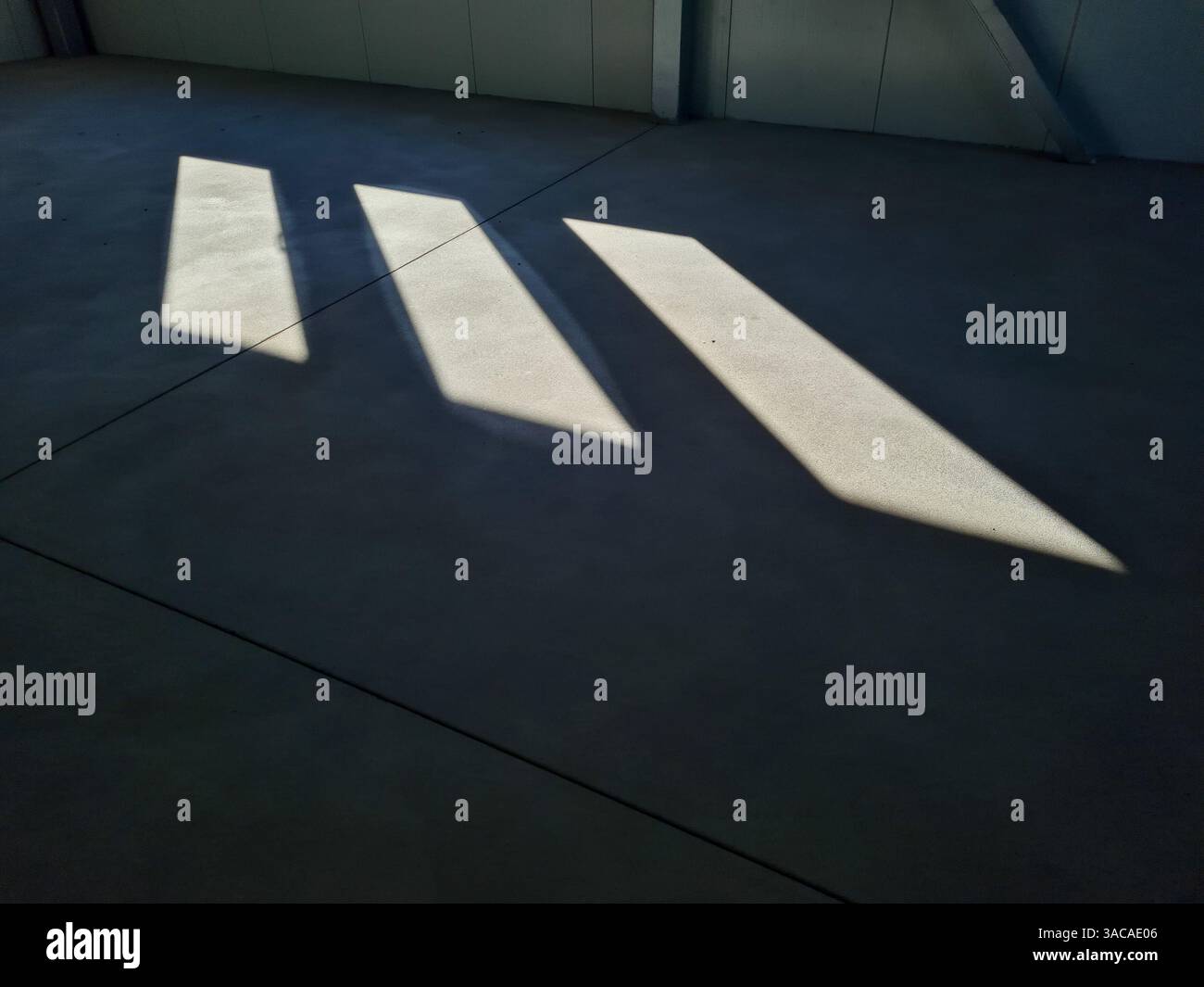 Reflexionen im Sonnenlicht – Licht und Schatten in einem leeren Raum Stockfoto