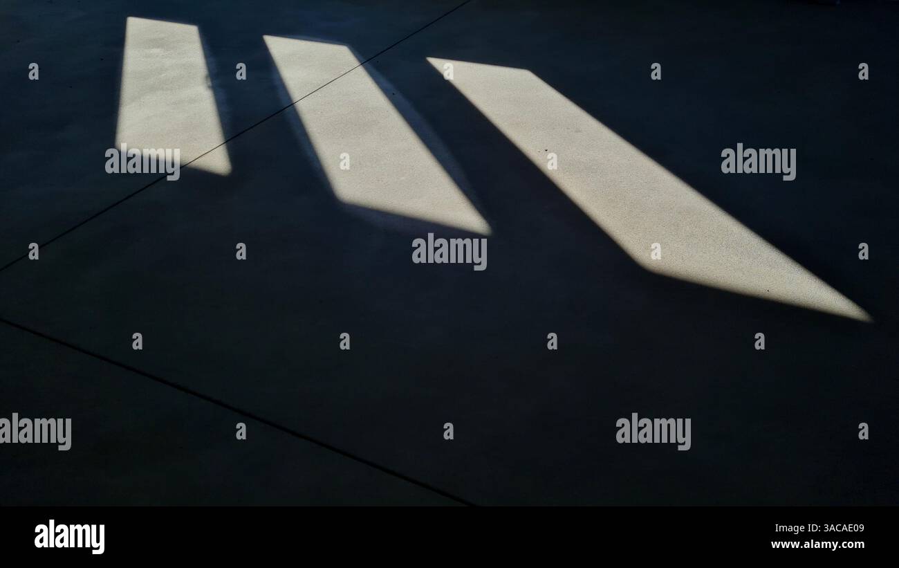 Reflexionen im Sonnenlicht – Licht und Schatten in einem leeren Raum Stockfoto