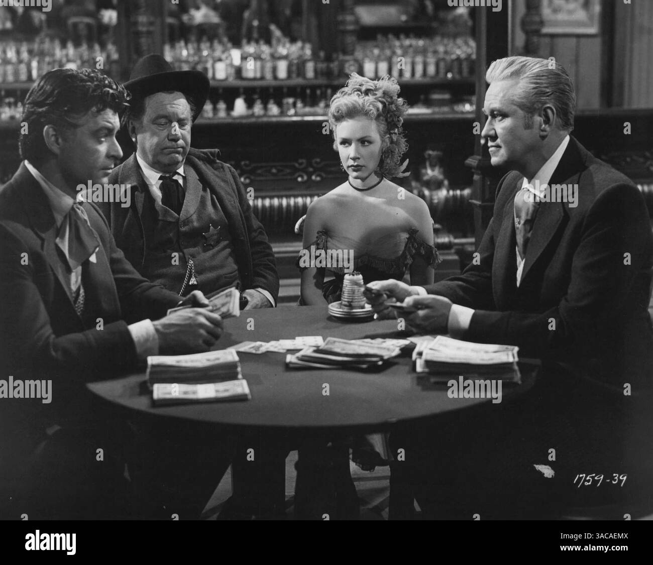 Dawn at Socorro: Rory Calhoun, links, spielt David Brian ein Kartenspiel für sein Casino und sein Mädchen in einer Szene von Universal International Stockfoto