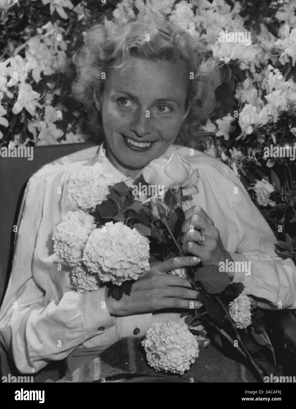 Erinnerst Du Dich An Mrs. Adrienne Campbell? Sie war die schöne, von Polio geplagte Mutter, für die Sun-Leser vor einem Jahr eine eiserne Lunge kauften. Dezember 1955. Stockfoto