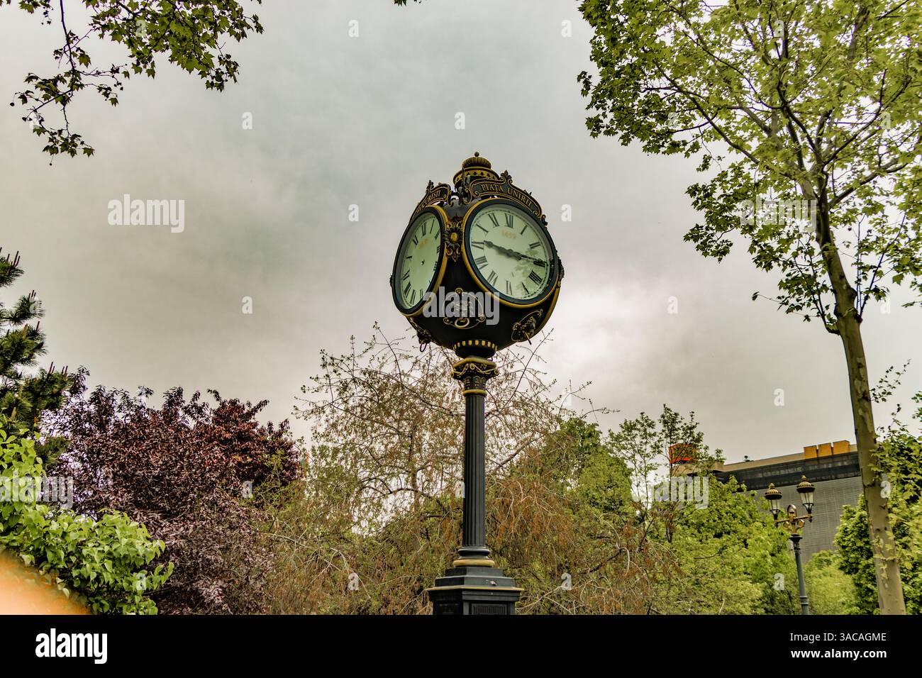 Bukarest.Rumänien.Uhr Auf Dem Platz Piata Unirii. Stockfoto