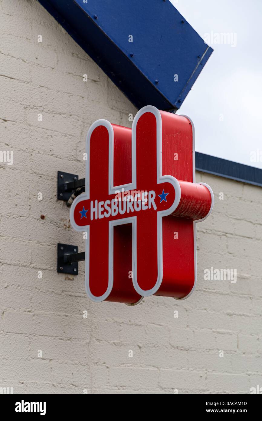 Liepaja, Lettland - 12. Juni 2024: Logo der Hesburger Fast-Food-Kette. Stockfoto