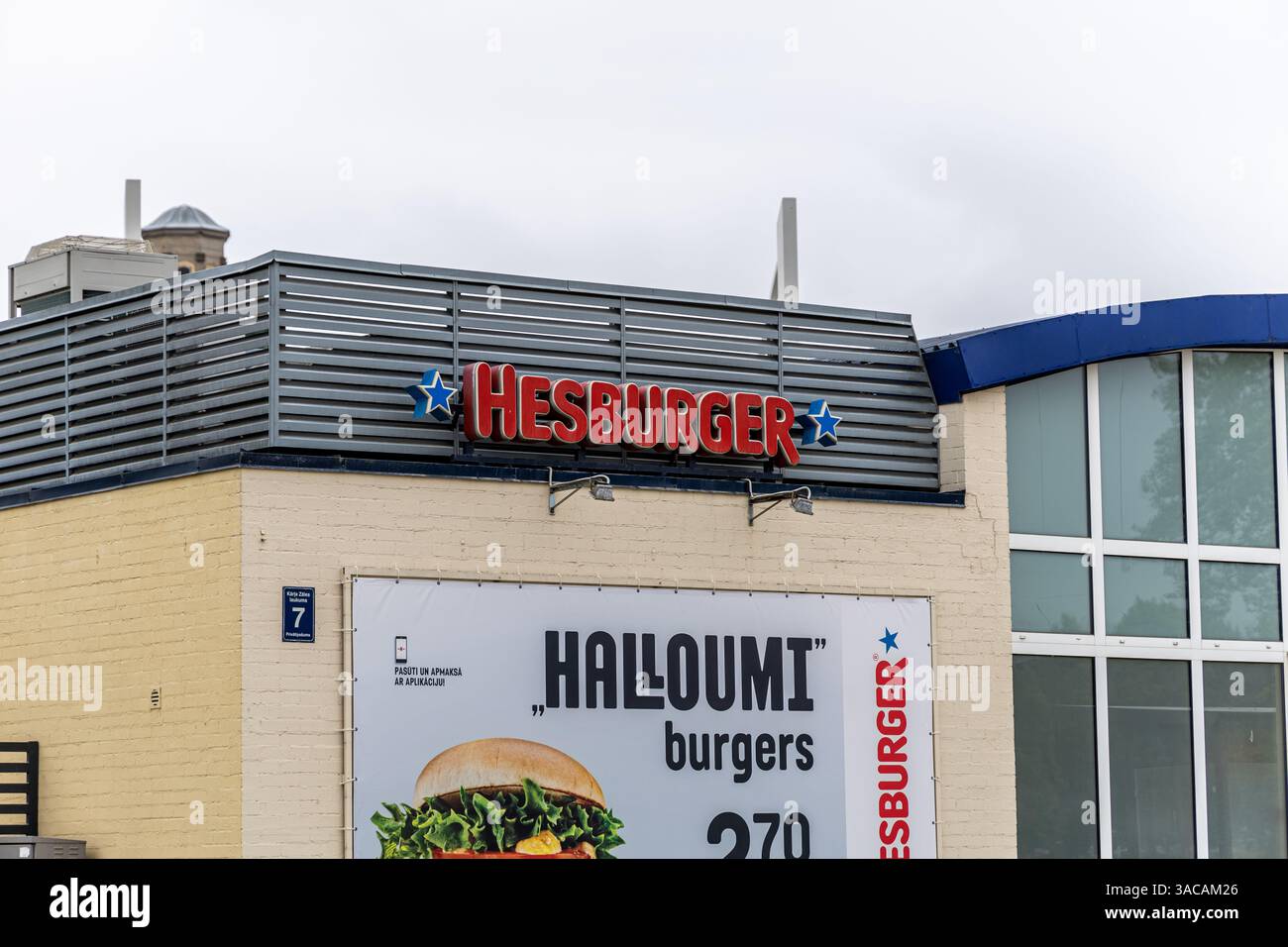 Liepaja, Lettland - 12. Juni 2024: Logo der Hesburger Fast-Food-Kette. Stockfoto