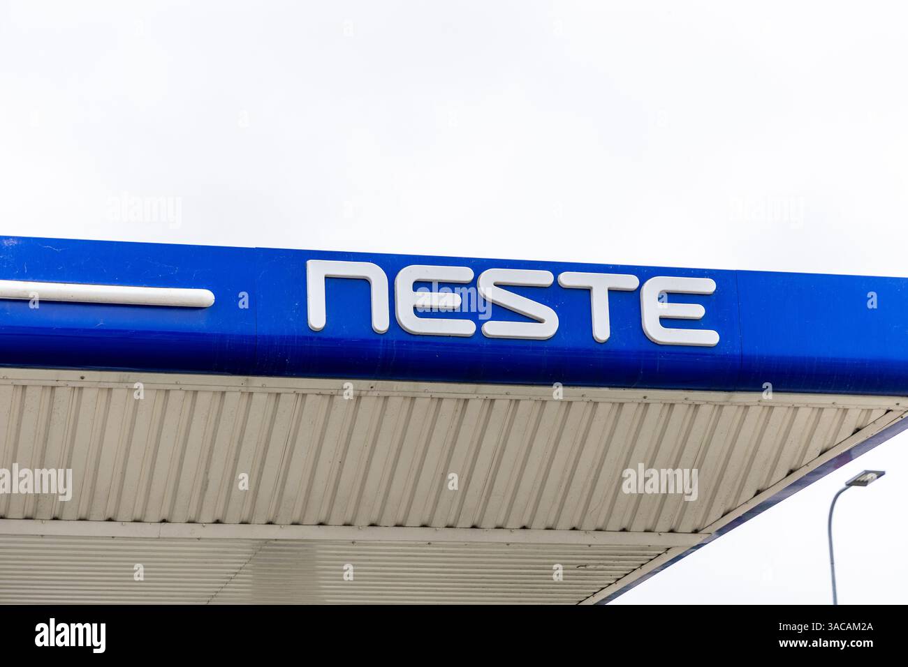Liepaja, Lettland - 12. Juni 2024: Schild der Tankstelle Neste. Stockfoto