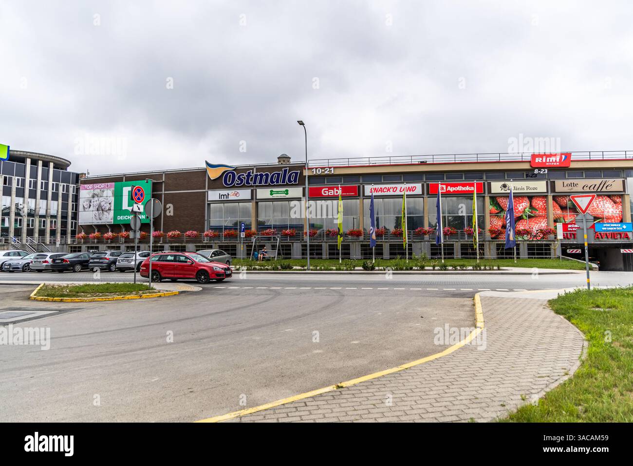 Liepaja, Lettland - 12. Juni 2024: Außenansicht des Einkaufszentrums Rimi Hypermarket. Rimi Baltic ist ein wichtiger Einzelhandelsunternehmen in den baltischen staaten. Stockfoto