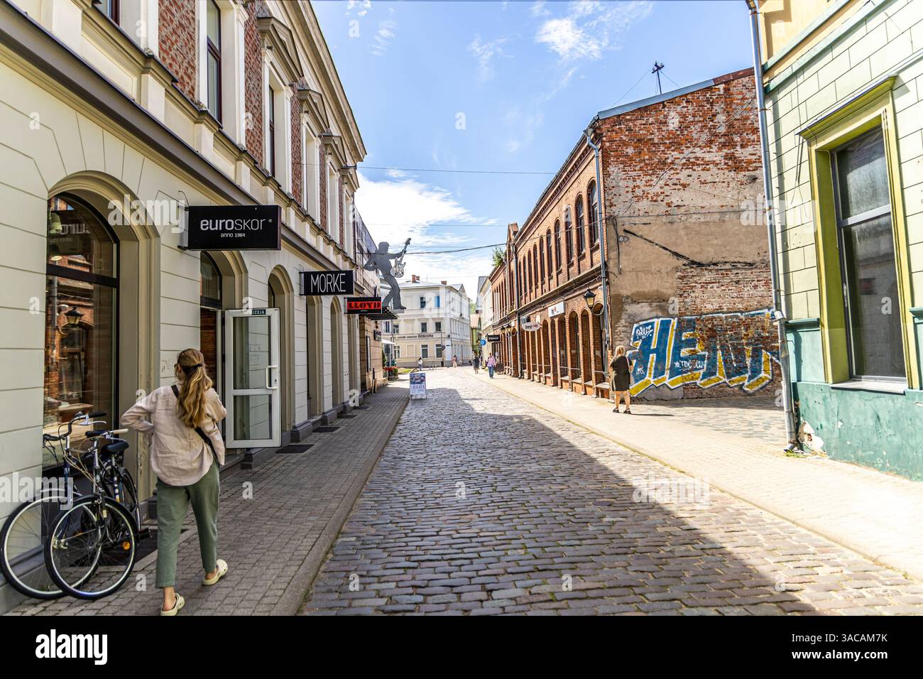 Liepaja, Lettland - 13. Juni 2024: Alte Häuser mit Kopfsteinpflasterstraßen von Liepaja. Stockfoto