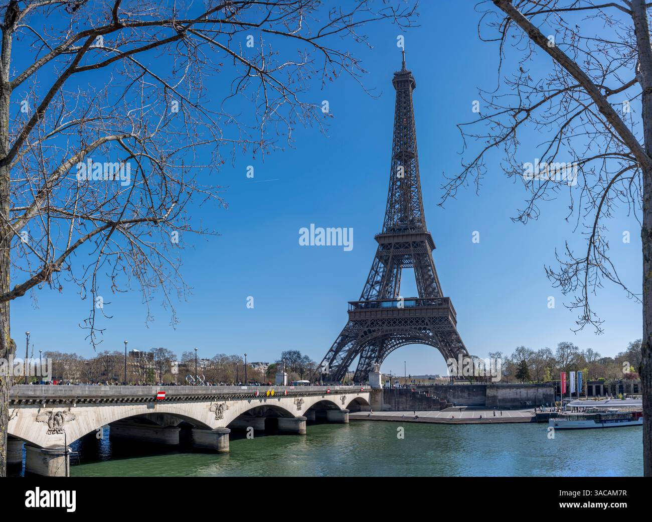 Paris, Frankreich - 03 31 2025: Seine-Quais. Blick auf den Eiffelturm und die Iena Brücke von den Kais Stockfoto