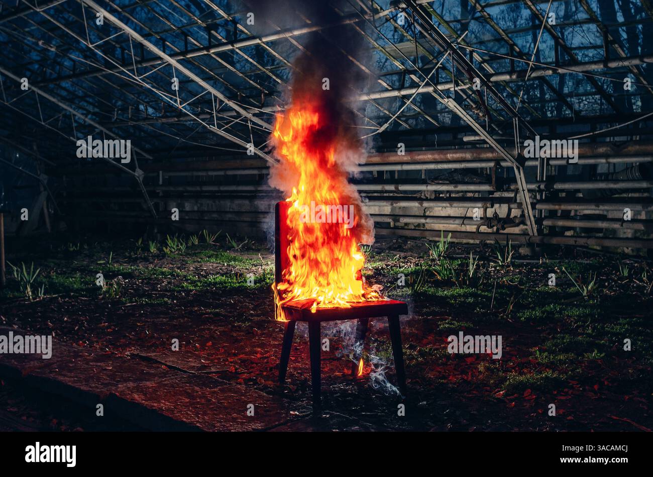 Holzstuhl ist auf Feuer. Verbrennung von Möbeln. Konzeptionelles Foto, Burnout Stockfoto