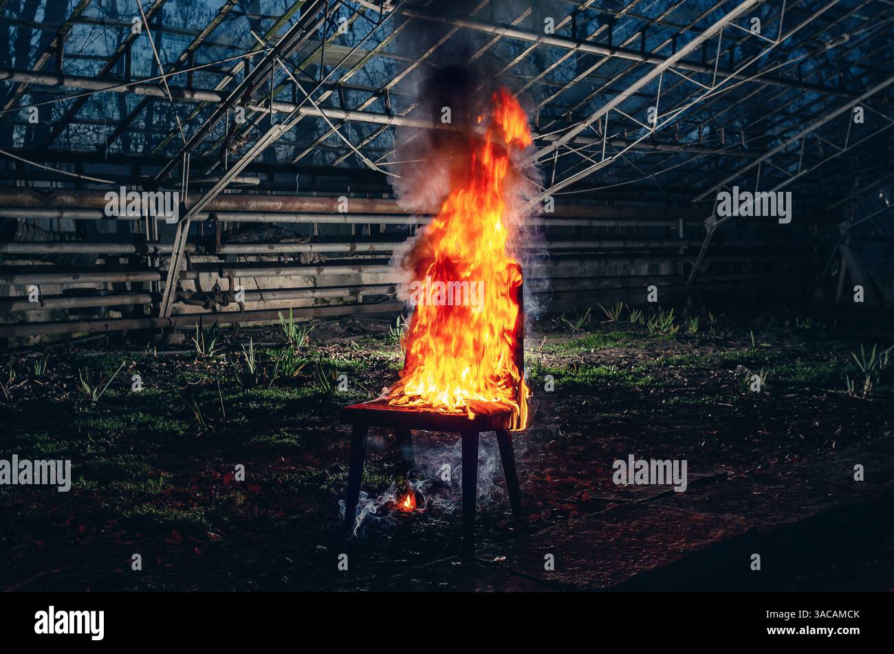 Holzstuhl ist auf Feuer. Verbrennung von Möbeln. Konzeptionelles Foto, Burnout Stockfoto