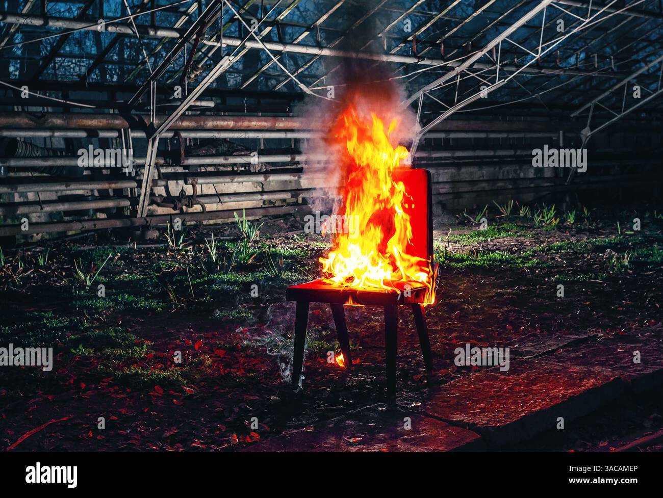 Holzstuhl ist auf Feuer. Verbrennung von Möbeln. Konzeptionelles Foto, Burnout Stockfoto