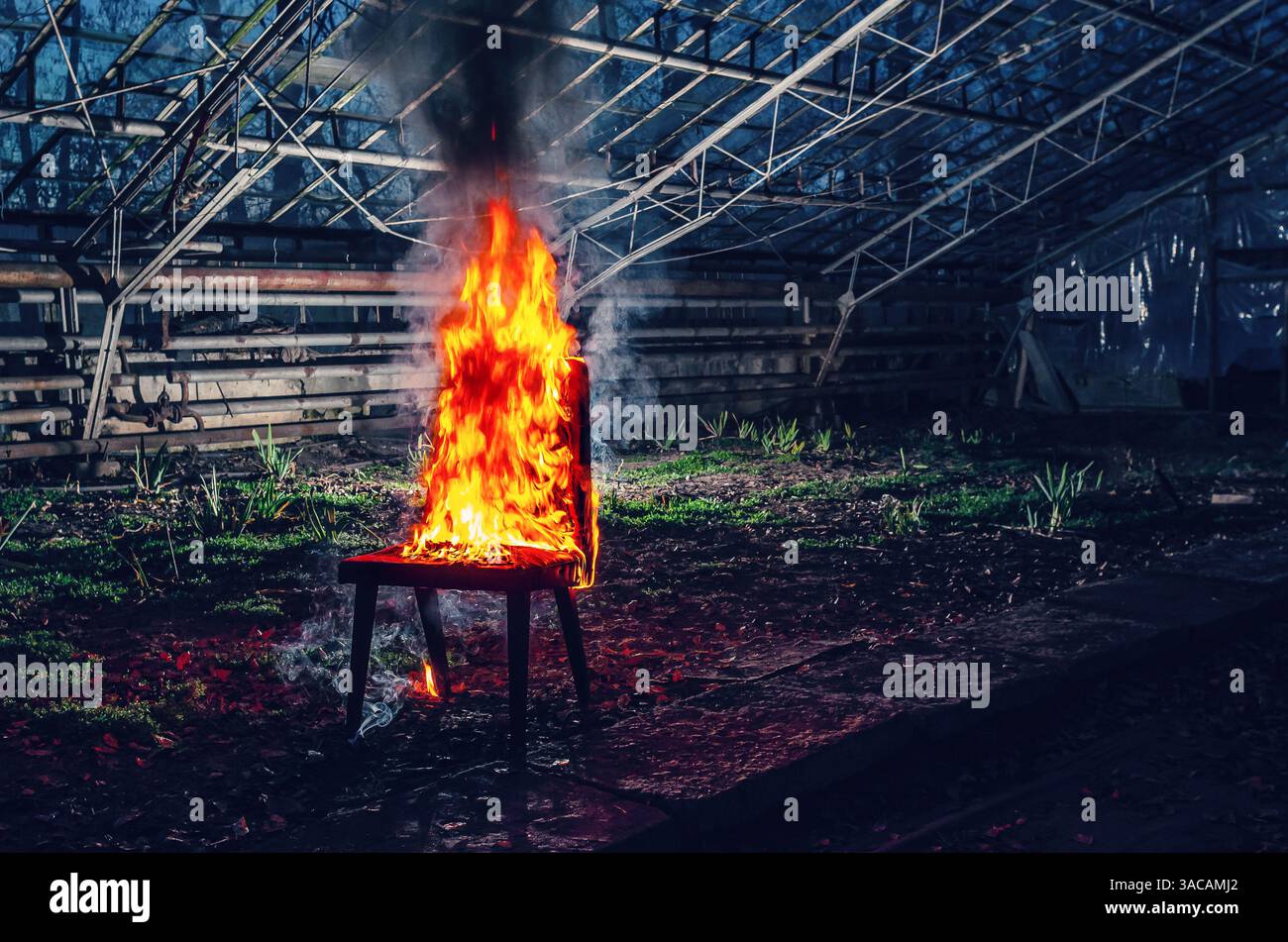 Holzstuhl ist auf Feuer. Verbrennung von Möbeln. Konzeptionelles Foto, Burnout Stockfoto
