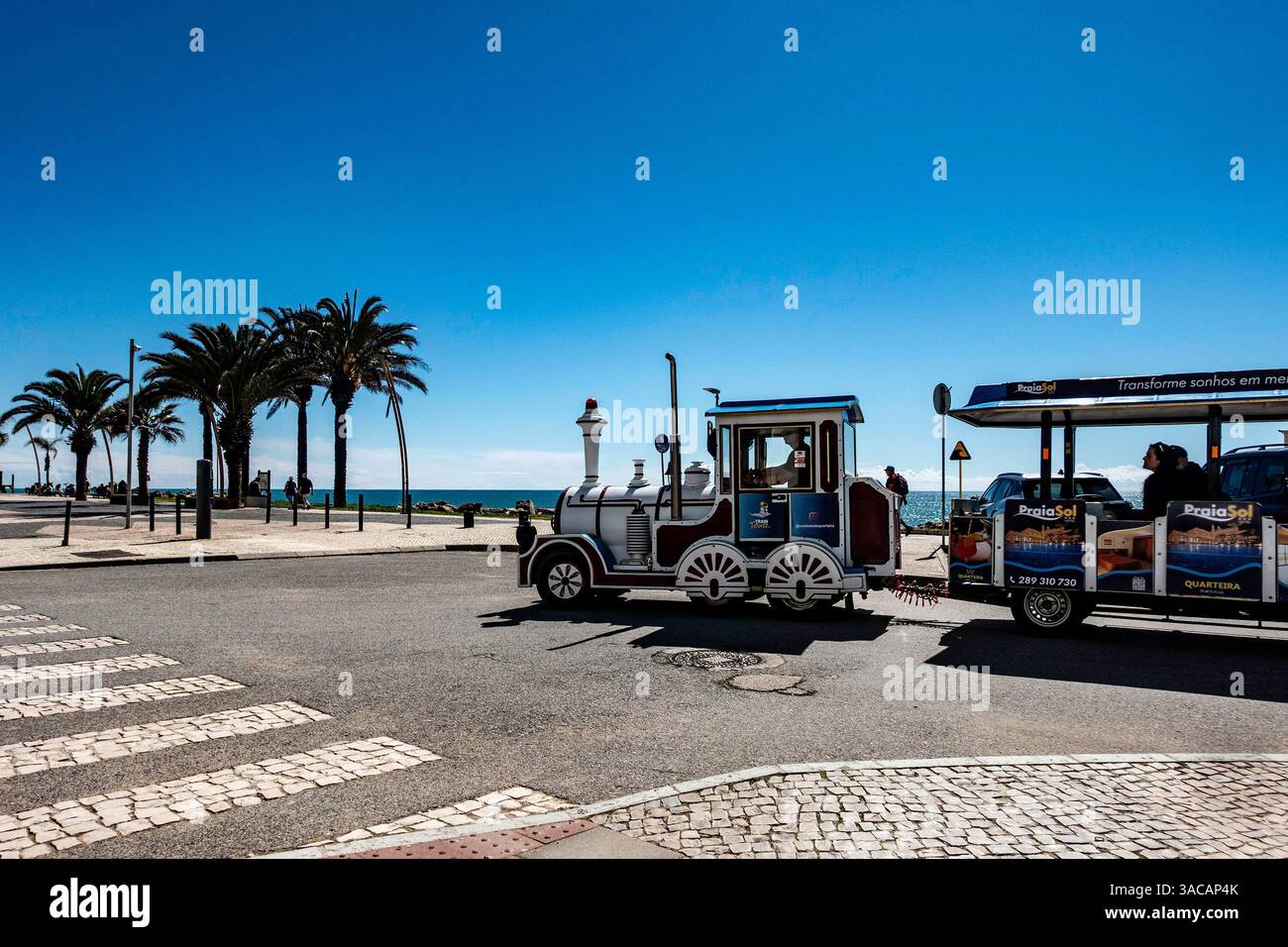 Der Touristenzug, der die Straßen von Quarteira, Portugal, durchquert. Stockfoto