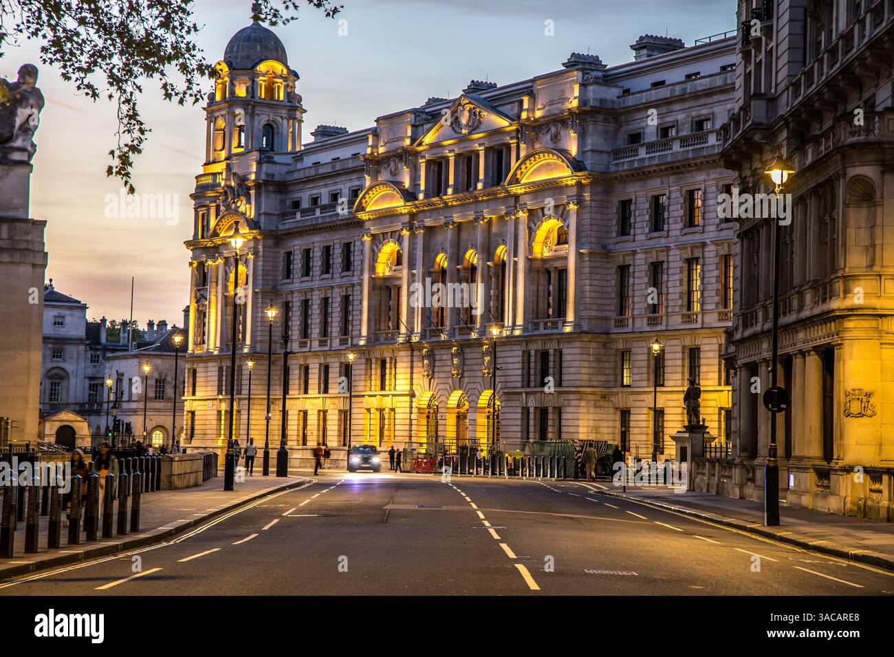 London, Großbritannien - 14. September 2023: Old war Office Building at Sunset. Stockfoto