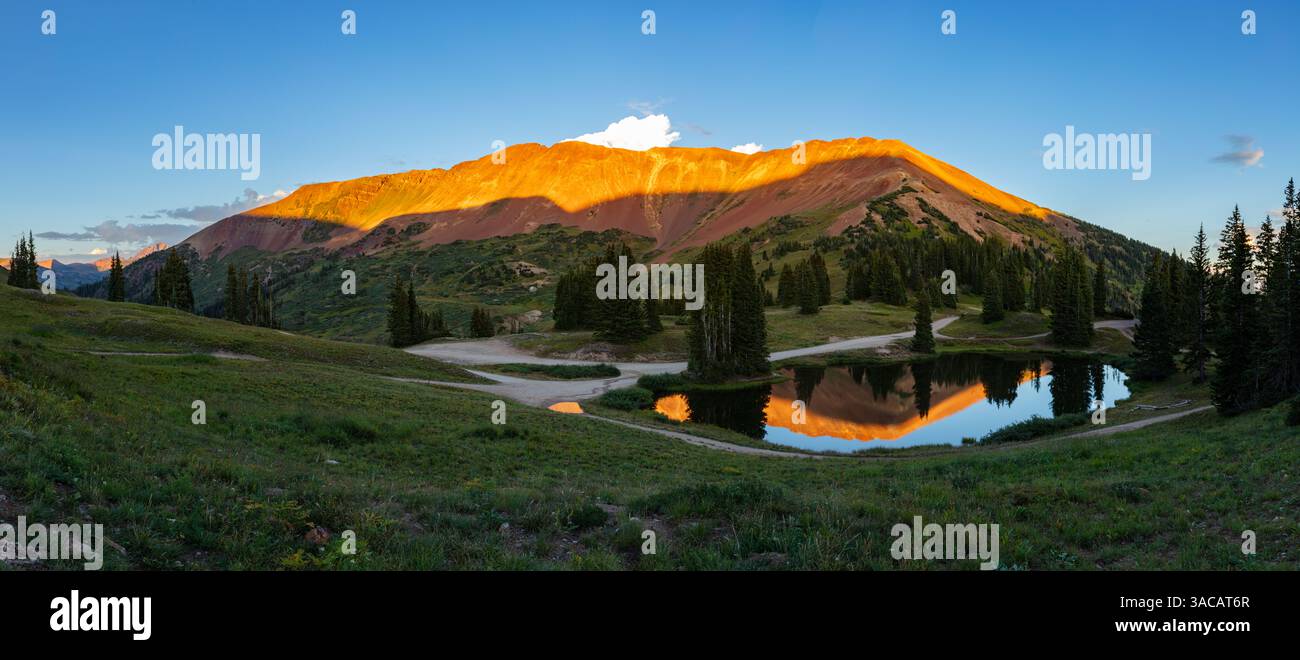 Das letzte Licht des Tages auf dem Mount Baldy (12,805') spiegelt sich in einem See an der Paradise Divide außerhalb von Crested Butte Colorado. Stockfoto
