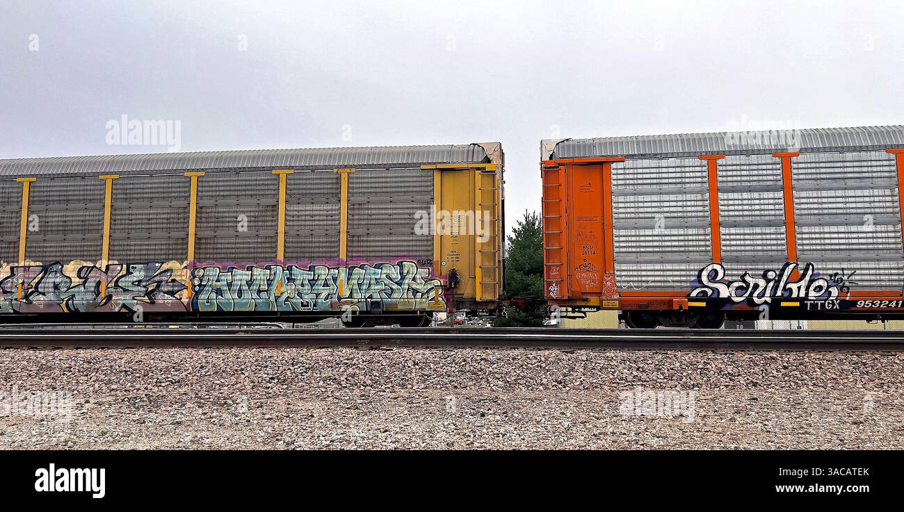 EMPORIA KANSAS, USA - 3. MÄRZ 2025 BNSF-Zug mit leeren PKW-Trägern, die nach Südwesten durch Emporia, Kansas fahren, zurück nach Mexiko, um eine weitere Ladung Autos abzuholen. Stockfoto
