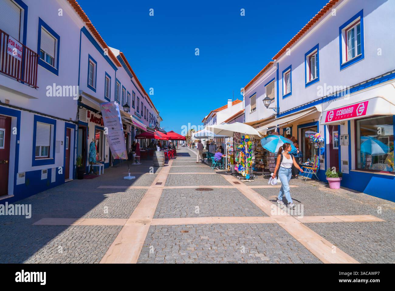 Porto Covo Straße mit Geschäften, Cafés und Geschäften, Sines, Westküste von Alentejo in Portugal Stockfoto