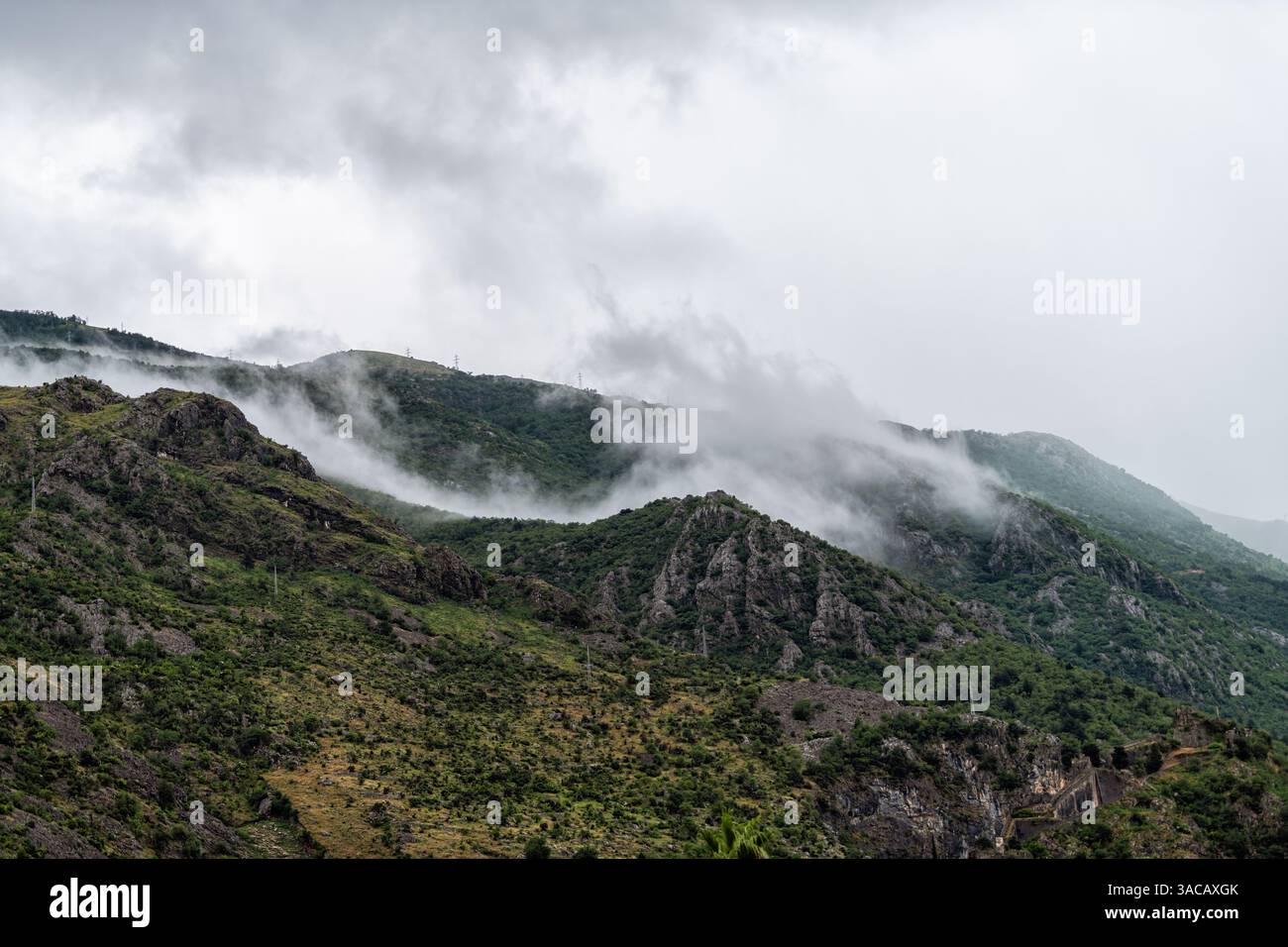 Kotor Skurda Schlucht Klippe, Montenegro Berge durch alte Festung Pfad Wanderung in Regenwolken, Naturlandschaftblick durch Wasserbucht im Sommer Stockfoto