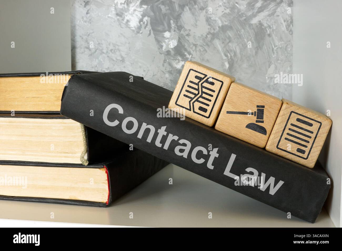 Vertragsrechtbuch im Regal. Geschäftsvereinbarungen. Stockfoto