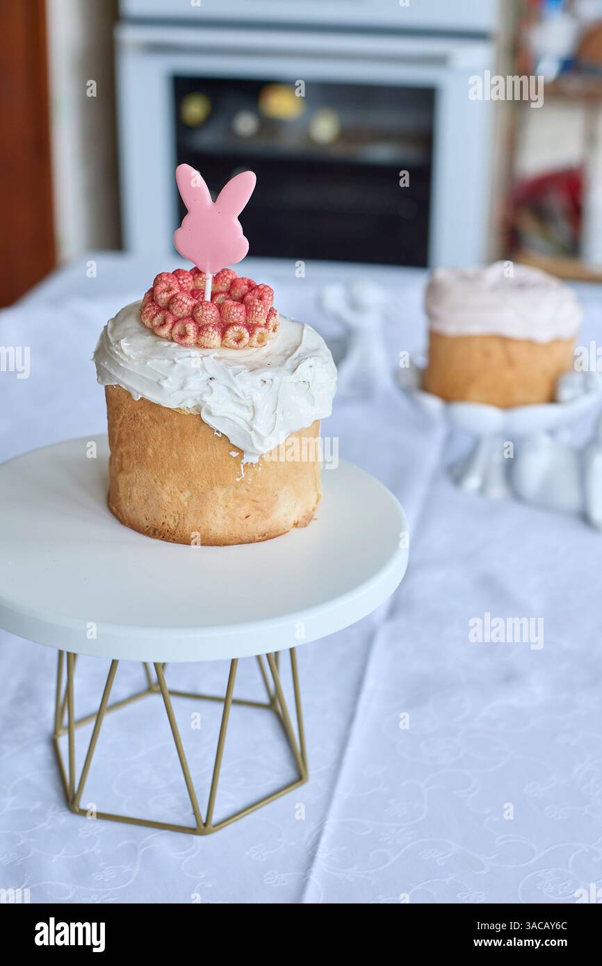 Sanfte Frühlingsnostalgie strahlt aus einem frisch gebackenen ukrainischen Osterkuchen aus, der mit zarten Häschen- und Vogelbelägen geschmückt ist und einen süßen Moment verspricht Stockfoto