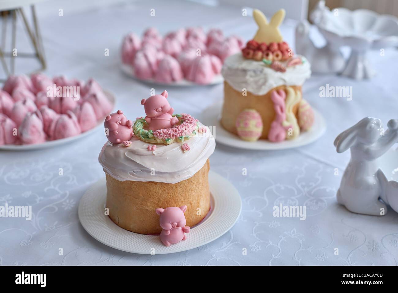 Blühende Frühlingsfreude, eine zarte Mischung aus Milchkuchen und verspielten Marshmallow-Ferkeln erinnern an das süße Osterversprechen und die familiäre Zweisamkeit, ide Stockfoto