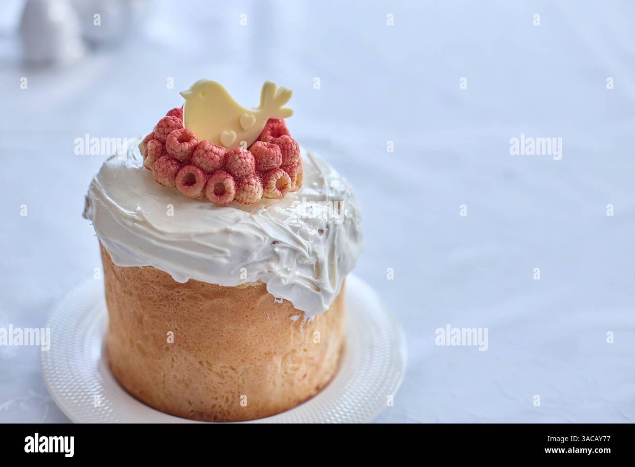 Sanfte Frühlingsnostalgie strahlt aus einem frisch gebackenen ukrainischen Osterkuchen aus, der mit zarten Häschen- und Vogelbelägen geschmückt ist und einen süßen Moment verspricht Stockfoto