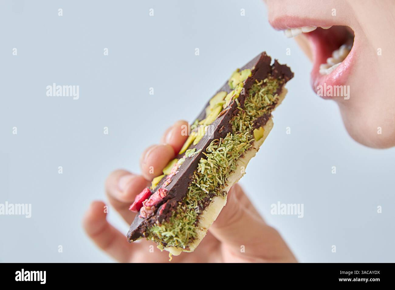 Dubai Schokolade. Diese verführerische Optik feiert Gourmet-Köstlichkeiten und verspieltes Essen in satter dunkler Schokolade, unterstrichen von lebendiger Pistazie und Himbeere Stockfoto