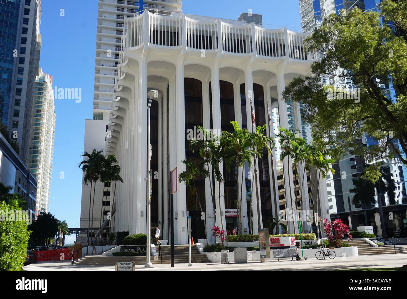Colonnade Plaza ist ein einzigartiges Bürogebäude mit einer ikonischen romanischen Architekturfassade im Finanzviertel Brickell in der Innenstadt von Miami Stockfoto