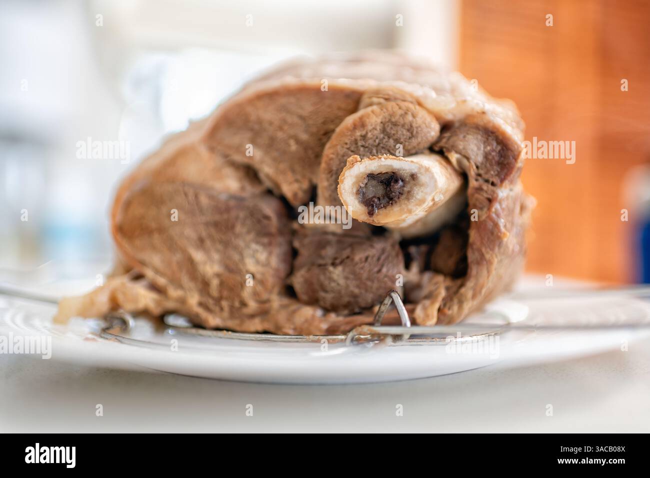 Gebratenes Schweinefleisch Schulter Picknick geschnittenes Fleisch mit Knochenfett, hausgemachte zubereitet, fertig für den Verzehr in der Küche zu Hause Makronaht Stockfoto