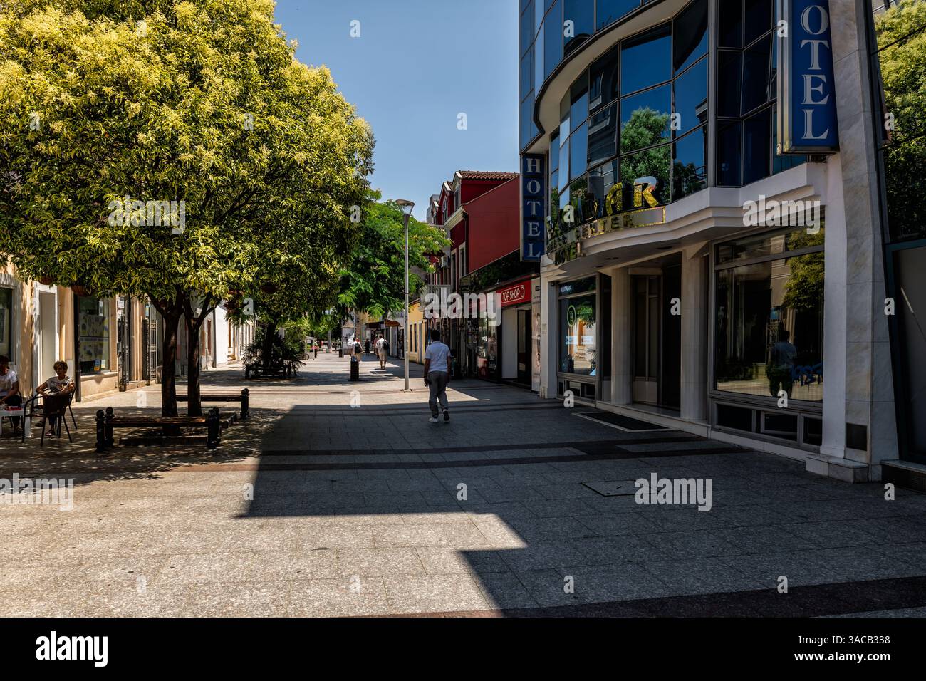 Podgorica, Montenegro - 29. Juni 2023: Menschen gehen an Geschäften vorbei, Hotels und essen im Sommer im Freien auf der Njegoseva Straße in der Innenstadt von Nova Varos Stockfoto