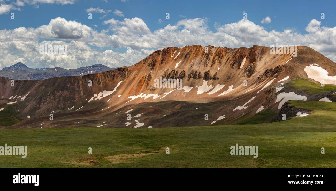 Die fantastischen orangefarbenen Farben des Schafes Mountain (13,304') und sein fantastischer Felsgletscher. Gelegen in der San Juan Range östlich von Silverton Colorado. Stockfoto