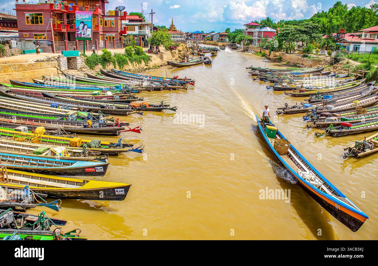 Nyaungshwe, Myanmar. Weitwinkelansicht der langen Motorboote entlang des Kanals, der in den Inle Lake mündet. Stockfoto