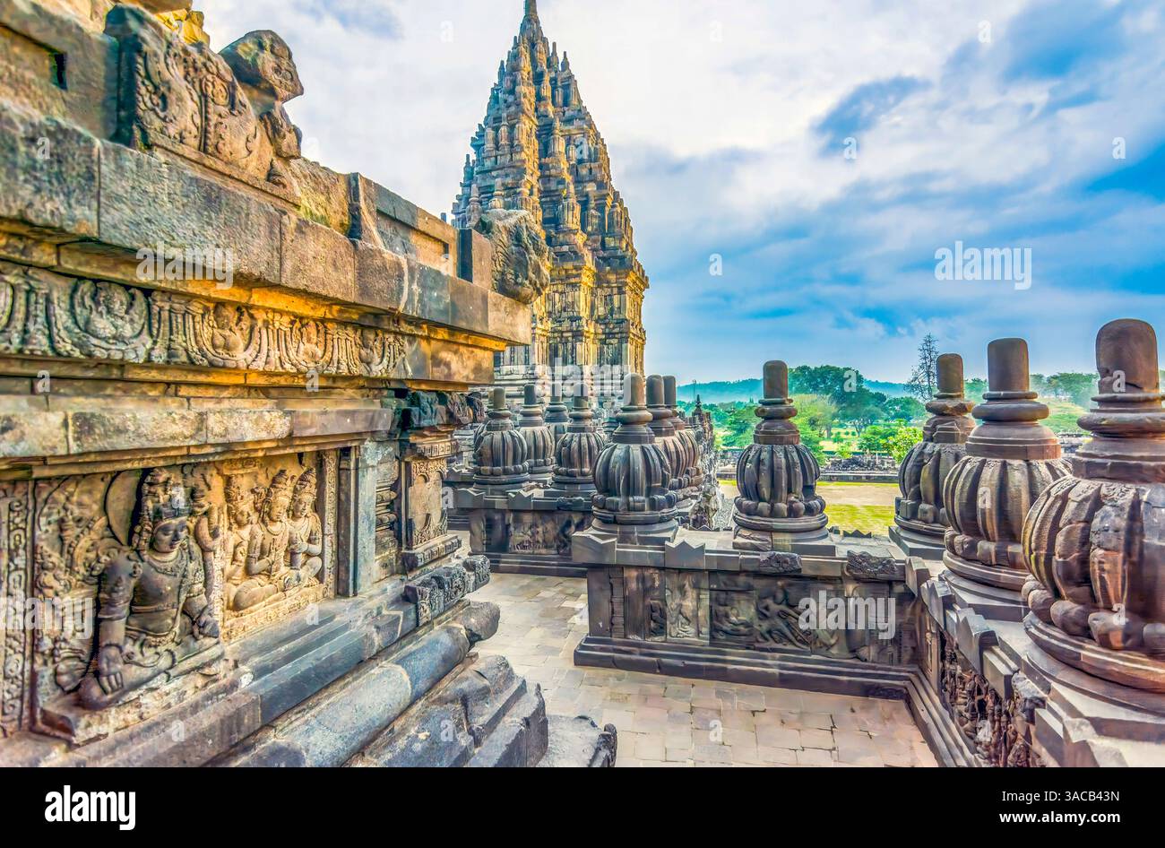 Java, Indonesien. Nahaufnahme des Tempelabschnitts im Candi Prambanan Temple Complex, einem UNESCO-Weltkulturerbe namens Zwilling von Angkor Wat. Stockfoto