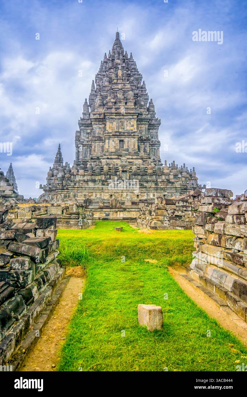 Java, Indonesien. Porträt eines der alten Hindutempel im Candi Prambanan Temple Complex. Stockfoto