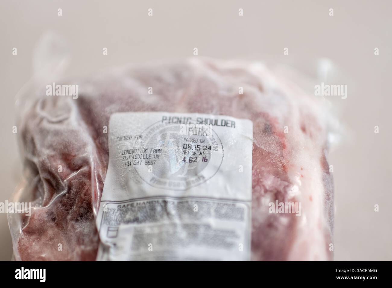 Roseland, USA - 27. Januar 2025: Schweinefleisch Schulter Picknick Fett Fleisch geschnitten rohe, ungekochte Lebensmittel von einer kleinen lokalen Familie Longbottom Farm in Virginia Stockfoto