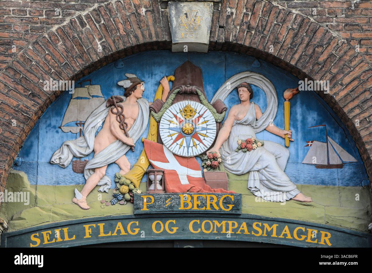 Kopenhagen, Dänemark. Flag OG Compasmager Fassade. (Nur Für Redaktionelle Zwecke) Stockfoto