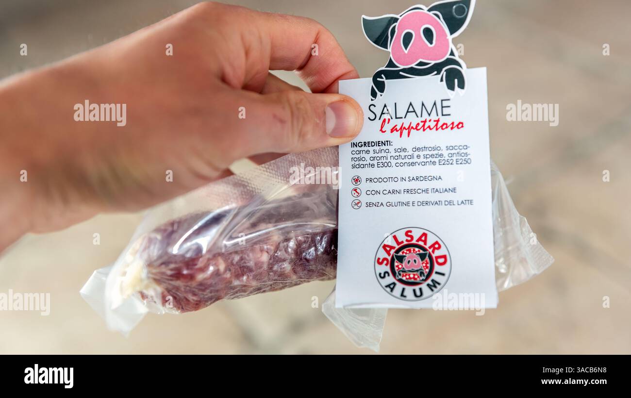 Cagliari, Italien - 27. April 2024: Geräucherte Schweinefleisch-Wurst mit Salame, traditionelle italienische Gerichte auf Sardinien, blaue Zone mit langer Lebensdauer Stockfoto