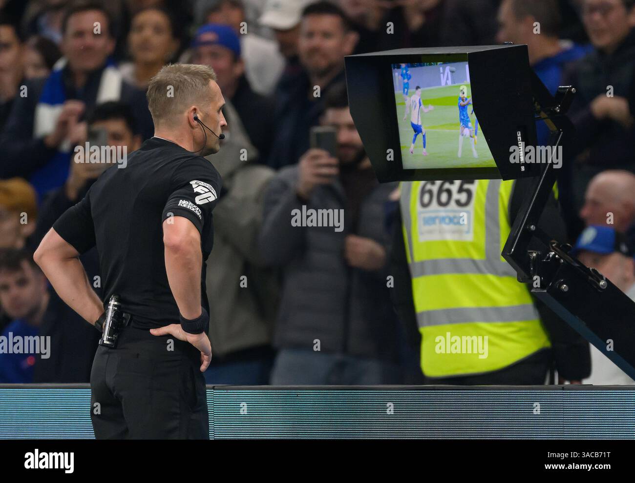 London, Großbritannien. April 2025. Chelsea gegen Tottenham Hotspur - Premier League - Stamford Bridge. Der Schiedsrichter Craig Pawson berät den VAR-Monitor, um nach einem Foul auf Caicedo im Vorfeld des Spurs-Ausgleichstors zu suchen. Er hat dann das Tor verwehrt. Bildnachweis: Mark Pain/Alamy Live News Stockfoto