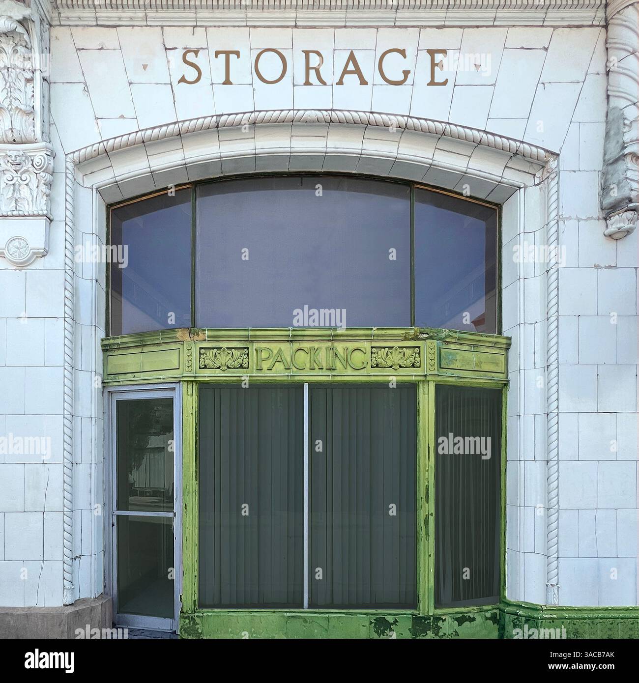 Vintage-grüne Terracotta-Storefront in Chicago. - Smartphone-aufgenommenes Stockfoto