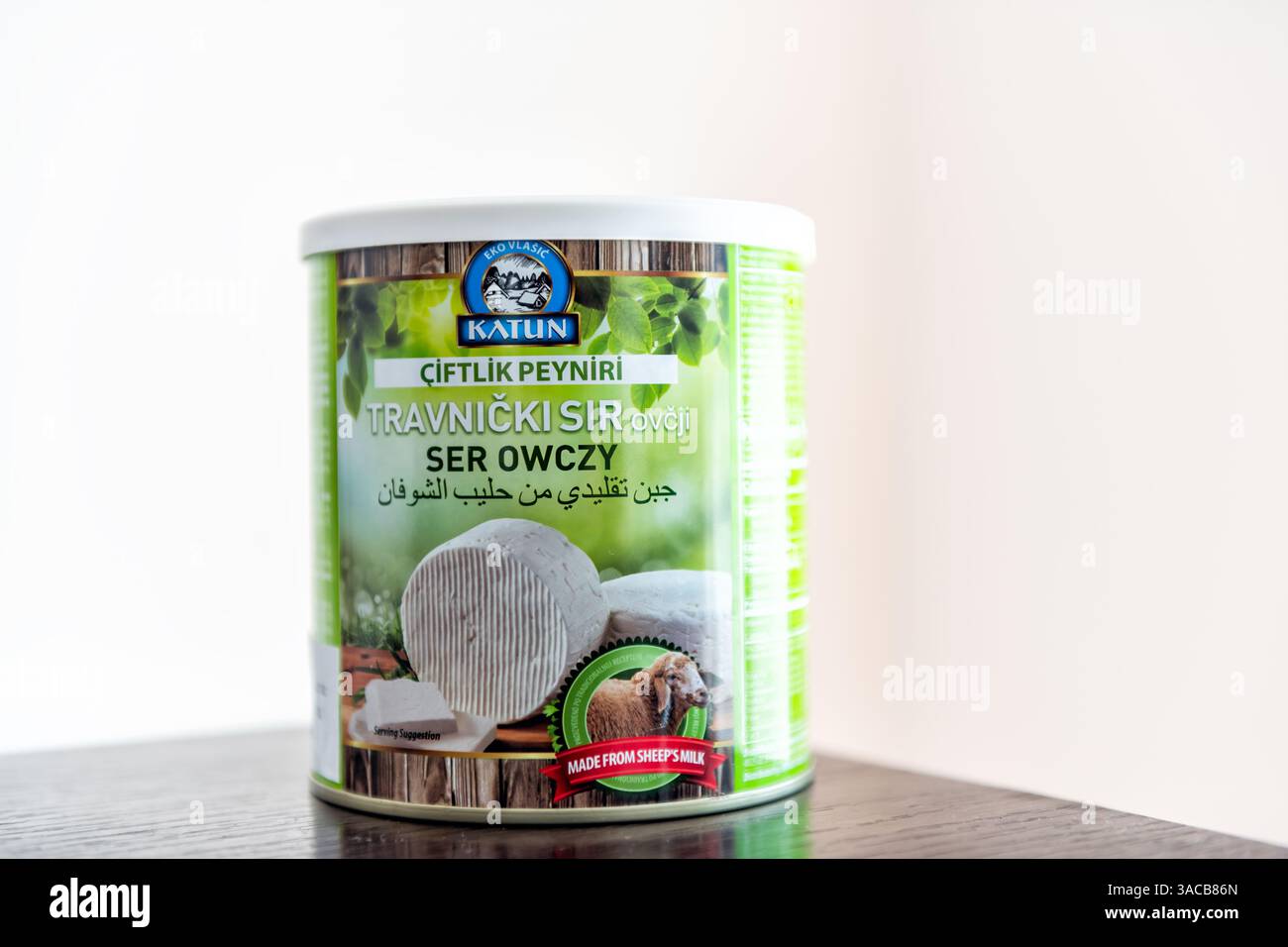 Budva, Montenegro - 12. August 2023: Eko Vlasic Katun Marke von Schafmilchkäse Makronaht in Dosenverpackungen namens Travnicki Sir ovcji aus Bosnien Stockfoto