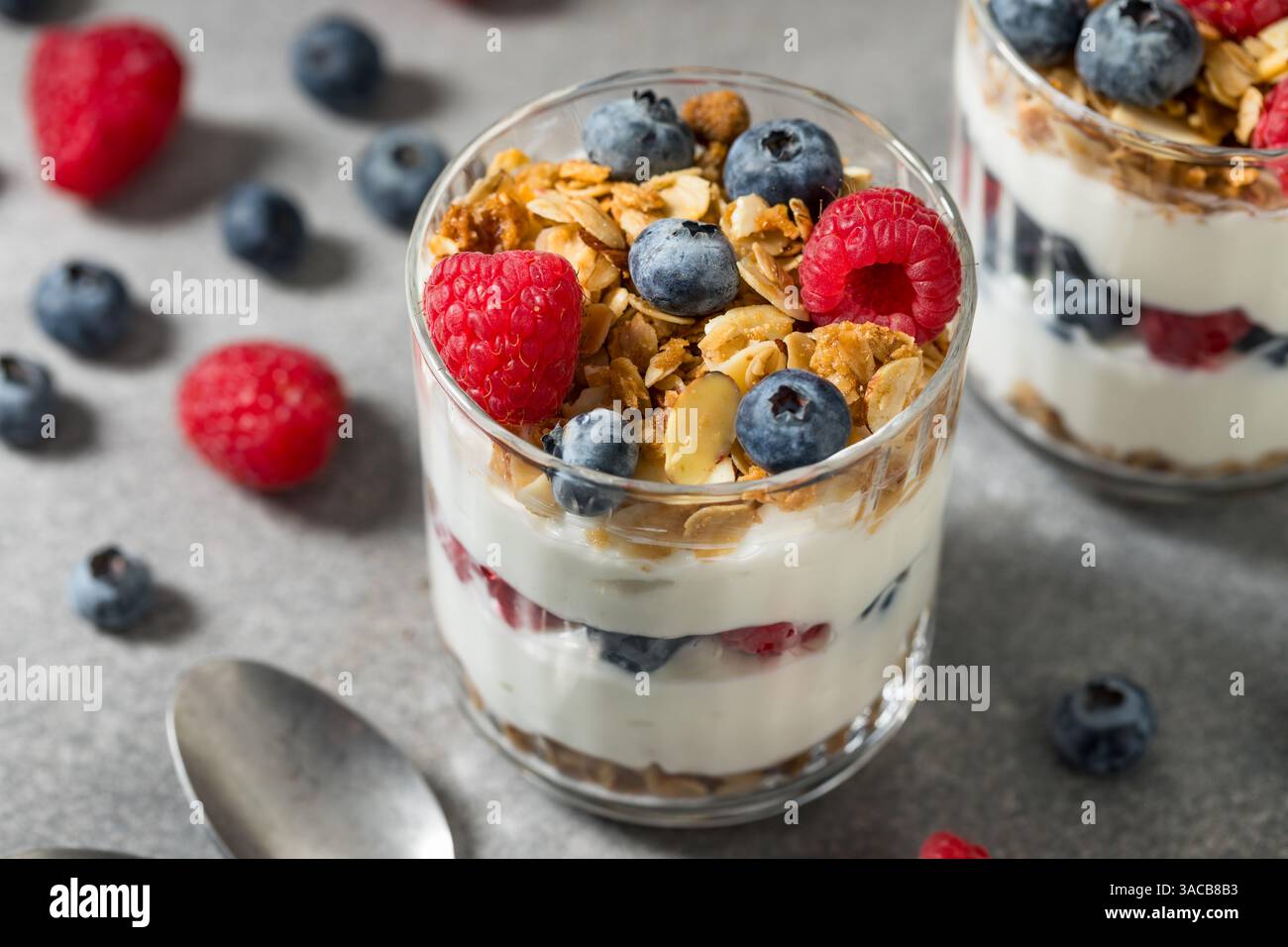Hausgemachtes gesundes Frühstück Joghurt Parfait mit Müsli und Beeren Stockfoto