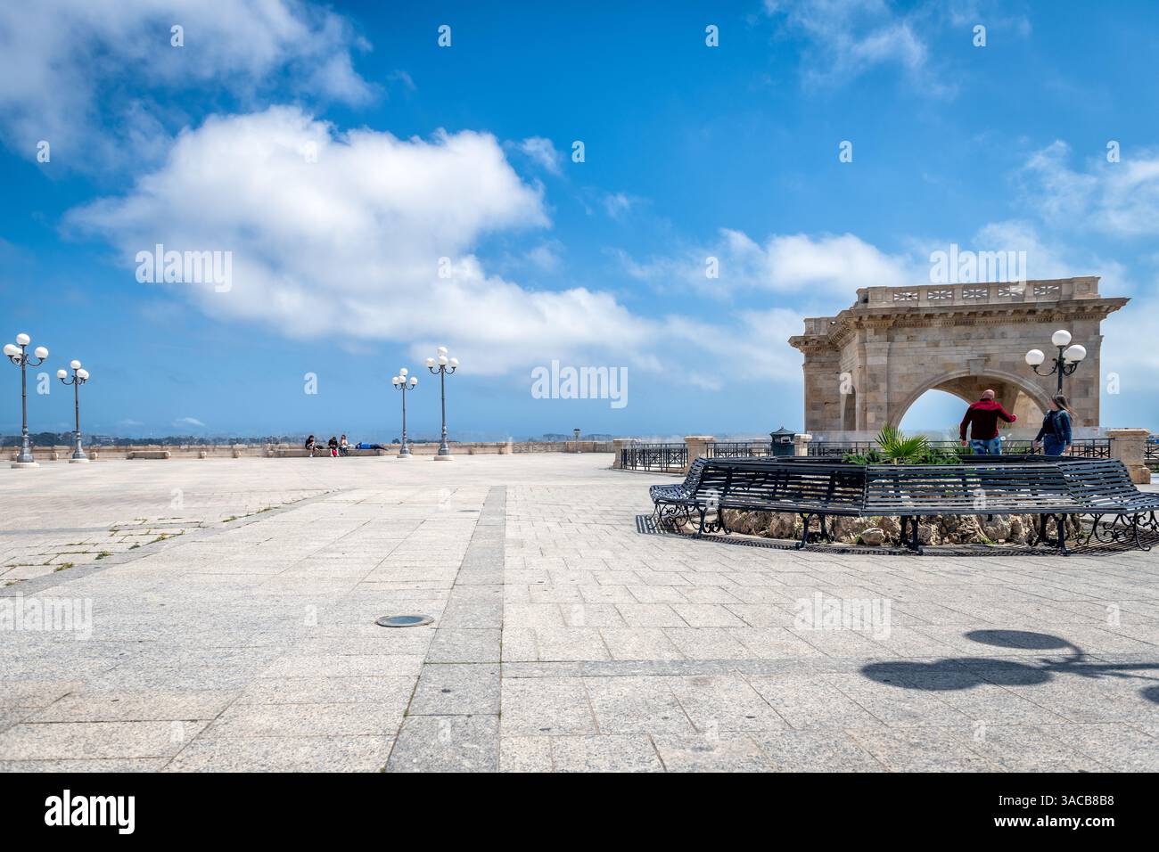 Cagliari, Italien - 27. April 2024: Bastion von Saint Remy Piazzetta David Herbert Lawrence Terrasse auf Sardinien mit Menschen auf dem Platz Stockfoto