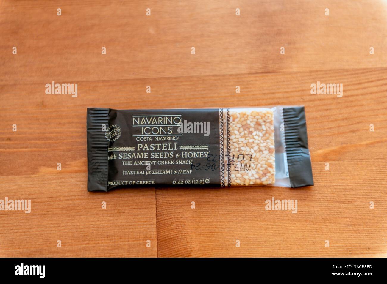 Podgorica, Montenegro - 28. Juni 2023: griechischer Snack von Pasteli Sesamsamen Navarino Icons Marke griechischer Lebensmittel aus der Region Peloponnes Stockfoto