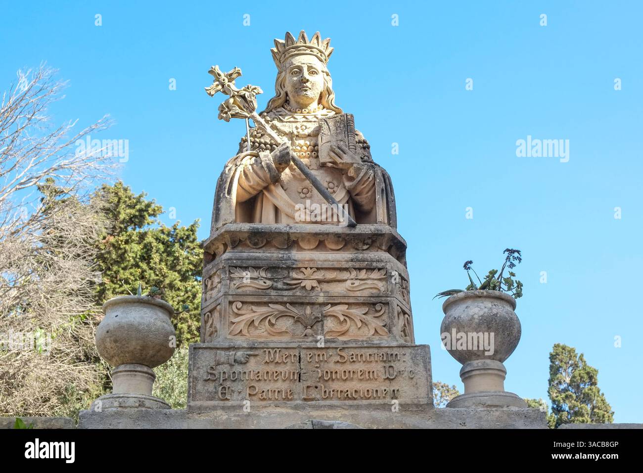Malta. Altstadt von Rabat, alte Steinstatue Figur mit dem Kreuz von Malta Stockfoto