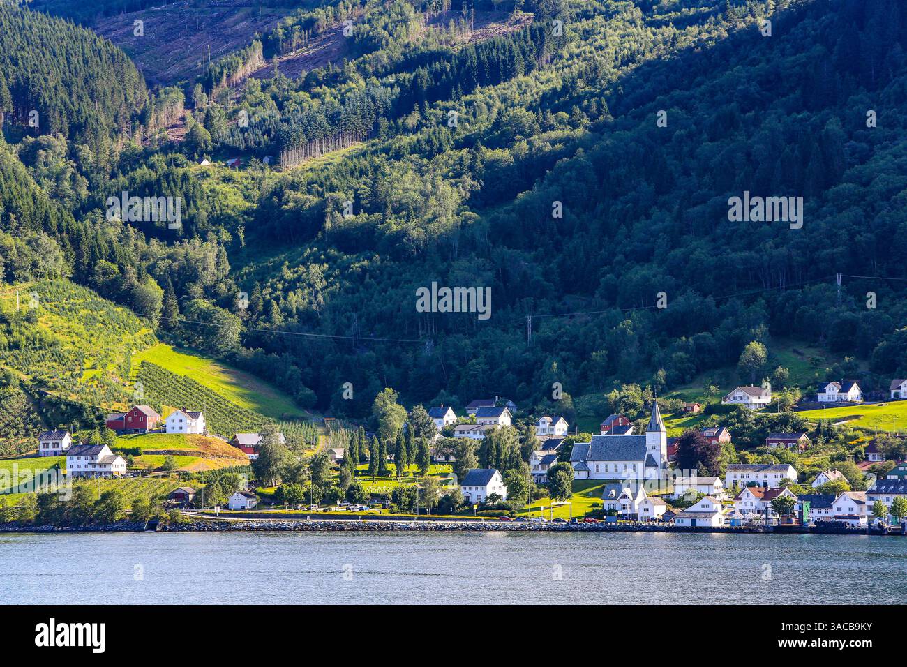 Norwegen. Norwegische Fjorde, malerische Dörfer mit einer Kirche, rote Scheunen und weiße Häuser. Stockfoto