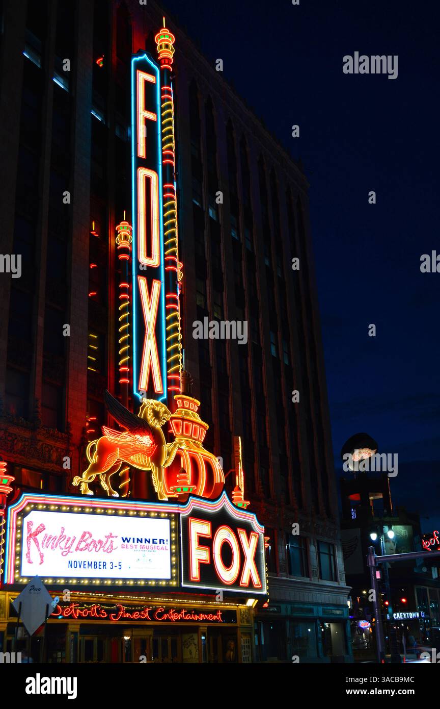 Das Festzelt des historischen Fox Theaters in Detroit ist mit vielen Neonlichtern beleuchtet Stockfoto