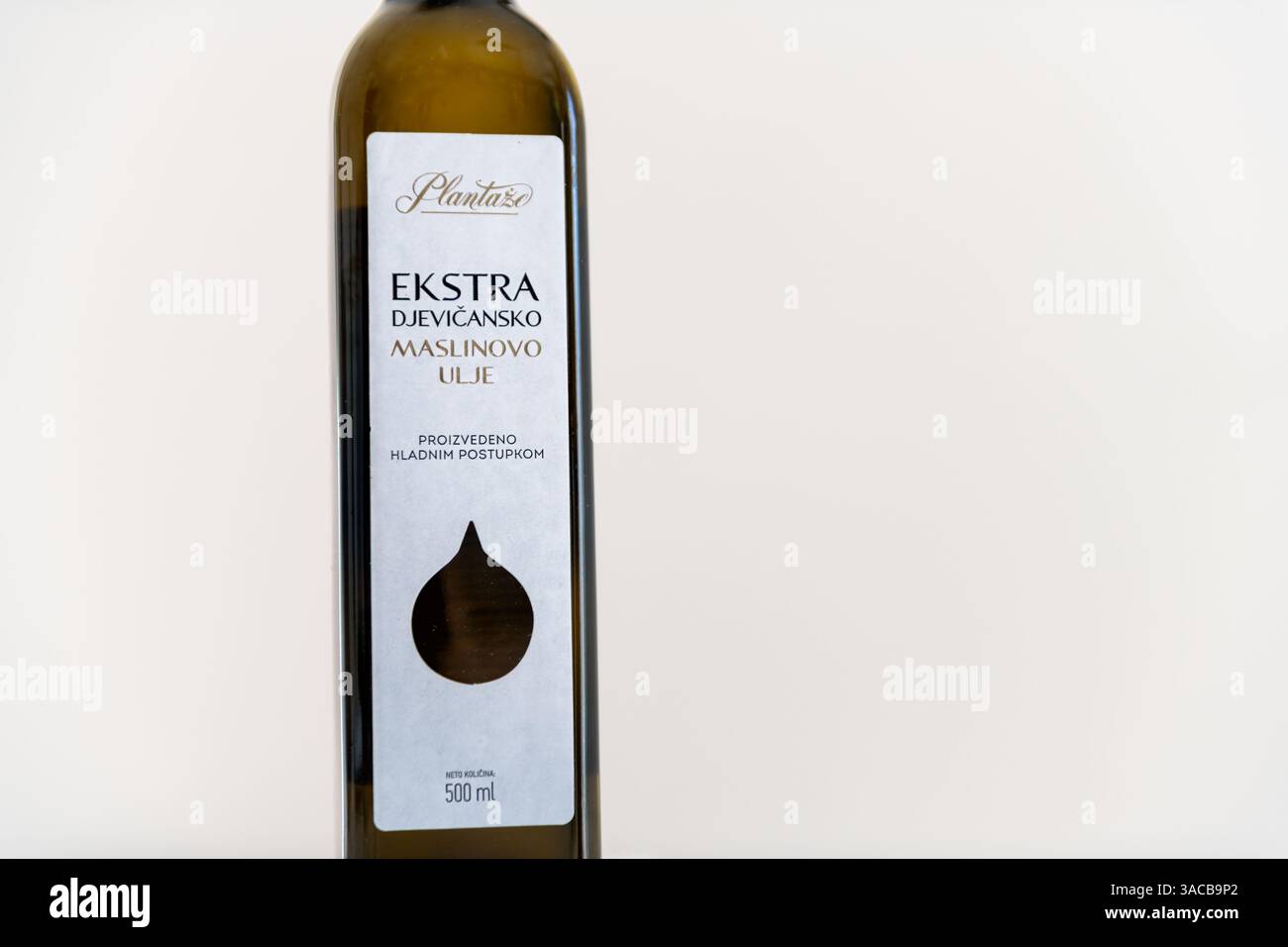 Kotor, Montenegro - 20. Juli 2023: Plantaze Marke von gelbem nativem Olivenöl extra Vergine Makroauflage des Etikettentextes auf der Flasche aus Montenegro Stockfoto