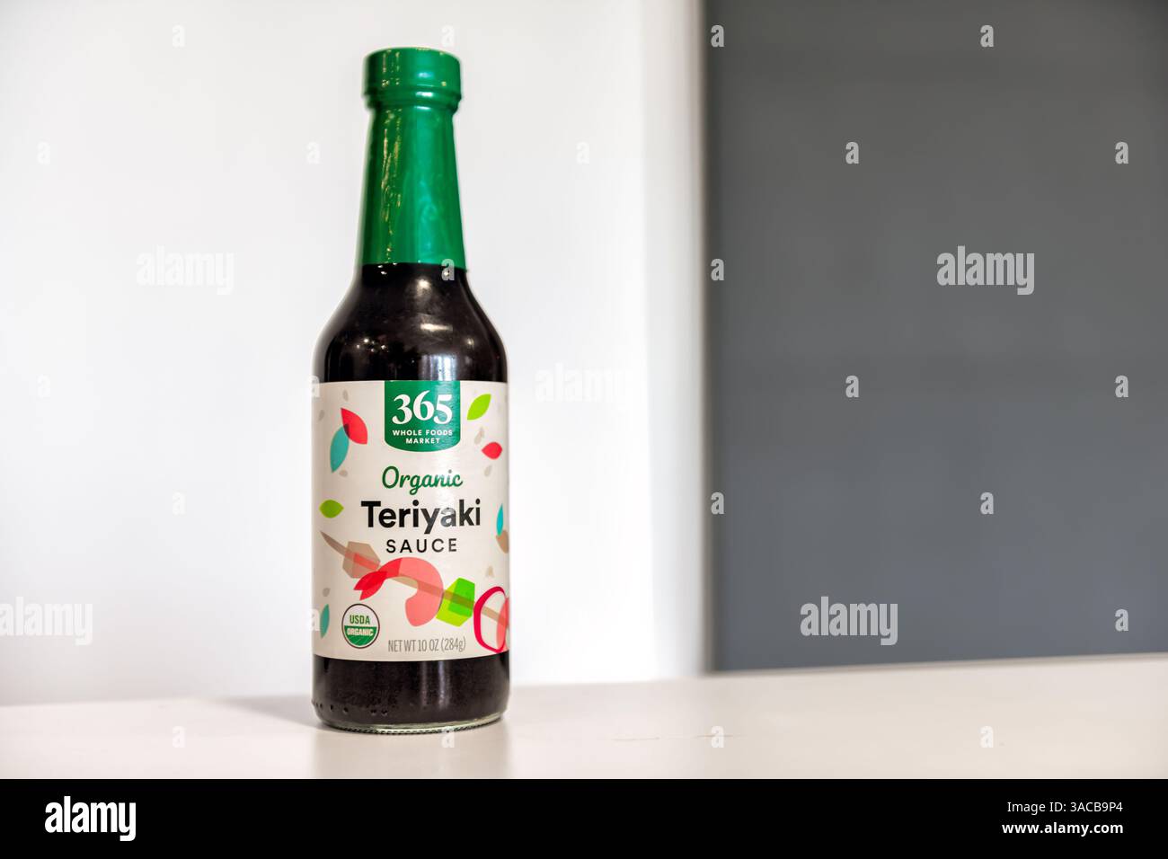 Destin, USA - 6. März 2023: Verpackte, organische Glasflasche mit Teriyaki-Sauce mit Etikett auf der Marke 365 Whole Foods Stockfoto