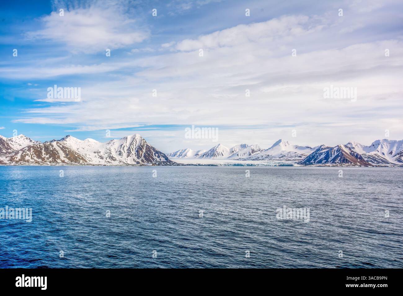 Arktischer Ozean, Svalbard-Inseln. Landschaftsansicht des Gletschers zwischen eisigen Inseln im Svalbard Archipel. Stockfoto
