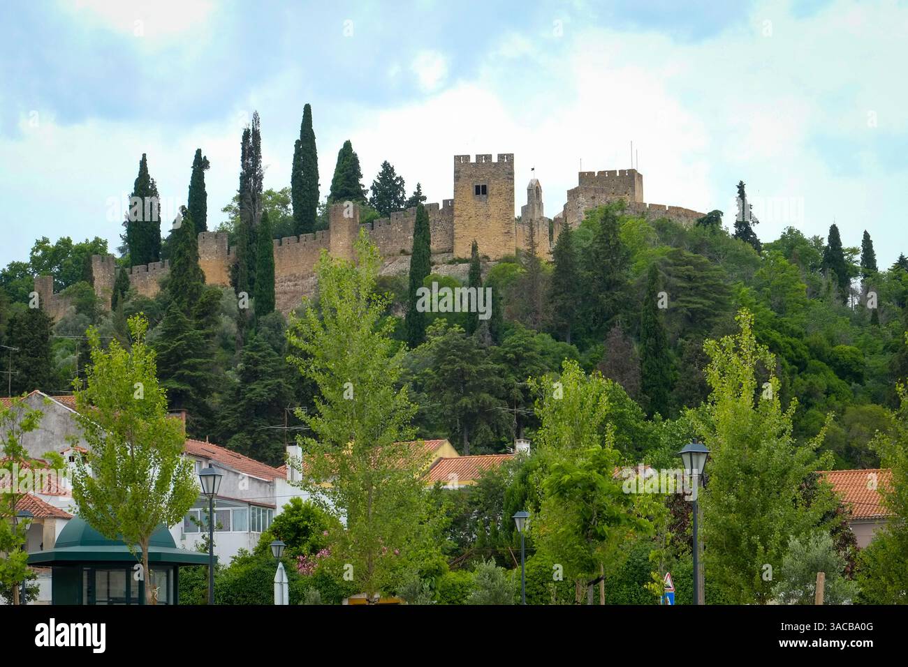 Tomar, Portugal. Burg Tomar, in der sich das berühmte Convento de Christo befindet. Die letzten Templer halten sich aus. Die Burg wurde 1160 erbaut Stockfoto