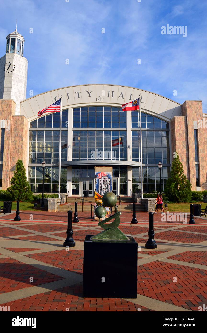 Eine astronomische Skulptur steht auf dem platz vor dem Rathaus, dem Zentrum von Regierung und Politik in Suwanee Geo Stockfoto